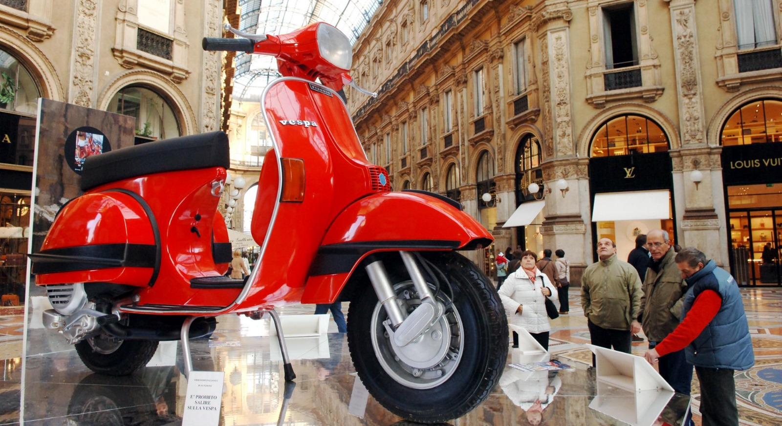 La Vespa Gigante Esposta Nel Centro Di Milano